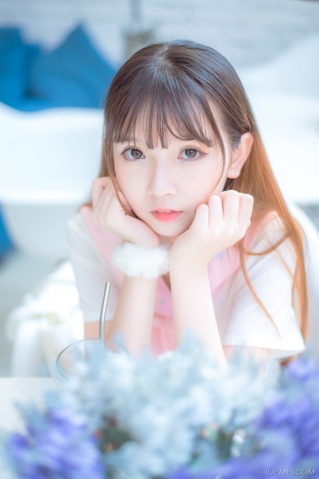 “若是招降张任的话，我倒有一计。”法正坐在庞统身侧，想了想，突然微笑道。